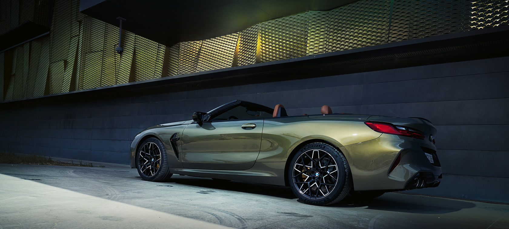 BMW M8 Competition Cabrio, F91, LCI Facelift, 2022, BMW Individual Brass μεταλλικό, πλαϊνή λήψη τριών τετάρτων, σταθμευμένη μπροστά από τοίχο