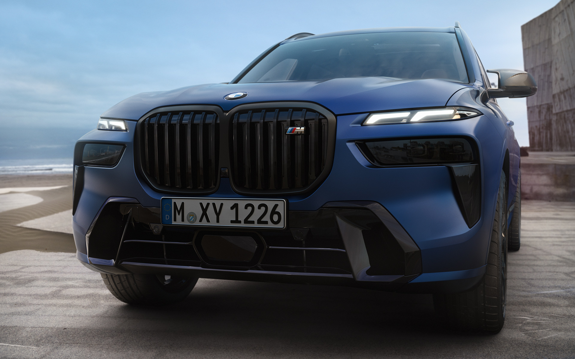 Μπροστινό τμήμα, BMW X7 M60i xDrive, G07, LCI, μπλε Frozen Marina Bay, σταθμευμένη, κοντινή λήψη