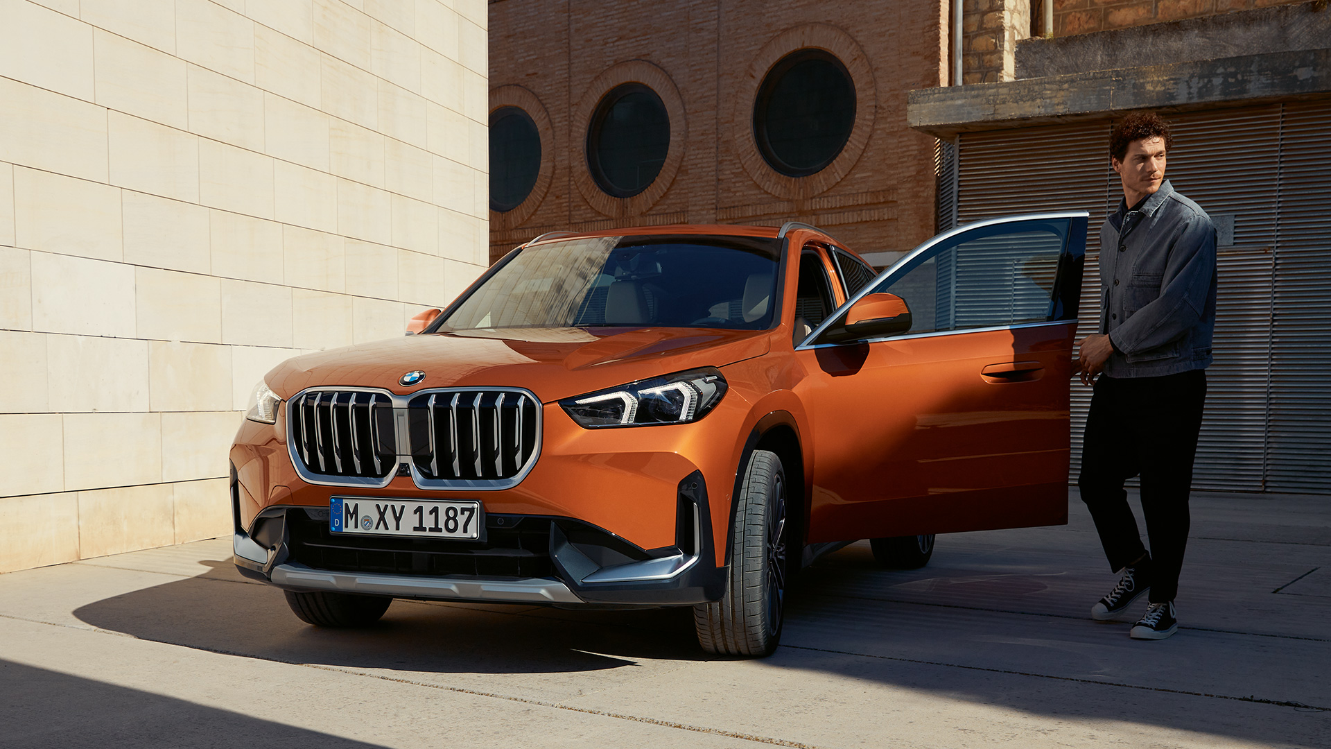 BMW, πλαϊνή λήψη τριών τετάρτων με άντρα και γυναίκα μπροστά σε ορεινό τοπίο BMW Financial Services, πλαϊνή λήψη τριών τετάρτων με άντρα και γυναίκα μπροστά σε ορεινό τοπίο