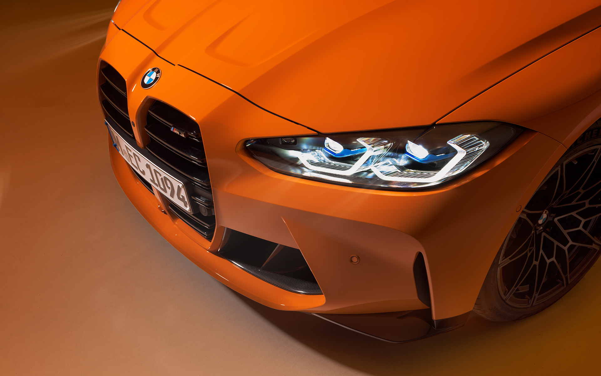 BMW M4 Competition Coupe, G82, 2021, BMW Individual πορτοκαλί Fire, μπροστινή λήψη τριών τετάρτων, κοντινή λήψη με κάτοψη